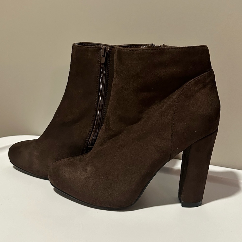 Junie's Women's High Heel Tribeca Almond Toe Ankle Boots w/ Zipper, Brown Suede
